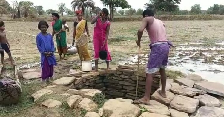  ग्राम पंचायत गोडियापाल के बंजारापारा गांव टोला के कुआ का गंदा पानी पीने को मजबूर हैं इस गांव के समुदाय लोग